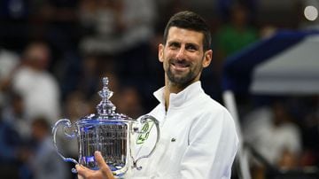 TOPSHOT - Serbia's Novak Djokovic poses with the trophy after defeating Russia's Daniil Medvedev in the US Open tennis tournament men's singles final match at the USTA Billie Jean King National Tennis Center in New York on September 10, 2023. (Photo by ANGELA WEISS / AFP). Foto: ANGELA WEISS / AFP