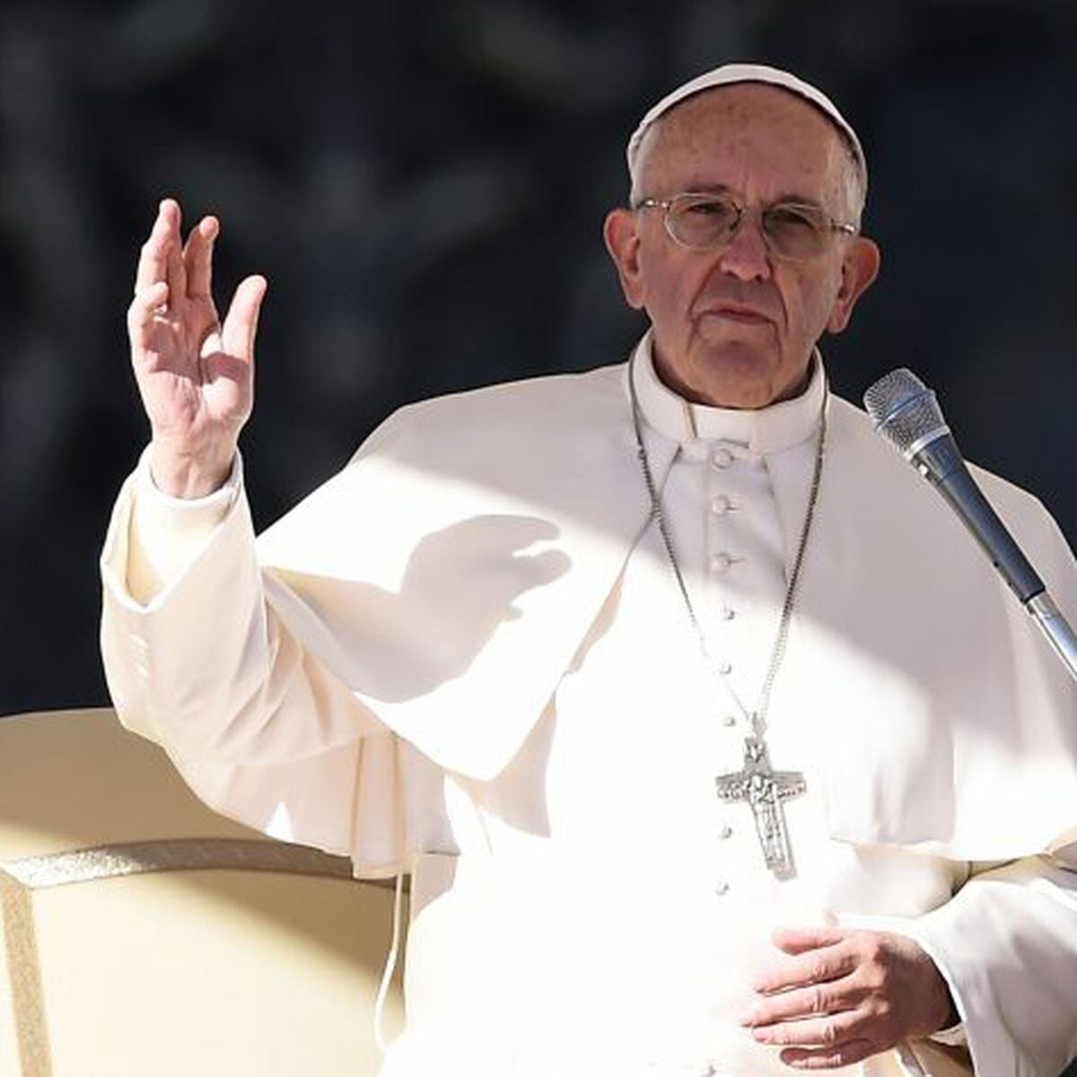 Papa destitui bispo crítico ao acolhimento à comunidade LGBTQIA+