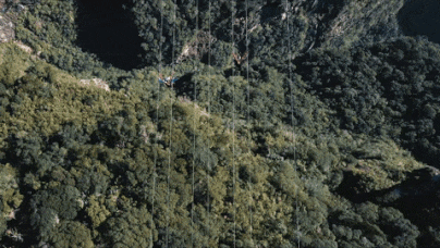 Tirolesa propicia vista única do Cânion Fortaleza, dentro do Parque Nacional da Serra Geral. Imagem: Urbia Parques