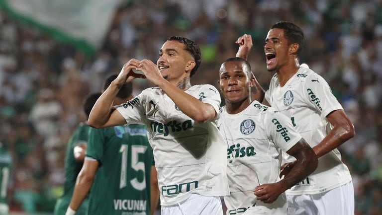 Palmeiras não toma conhecimento do Floresta, goleia e está na semifinal.