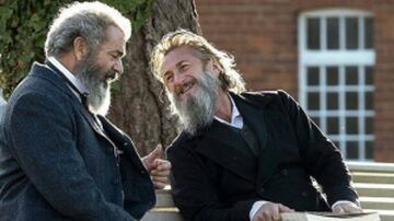 Sean Penn (à direita) sorri pra Mel Gibson em "O Gênio e o Louco" - Foto: @Golden Scene + Imagem