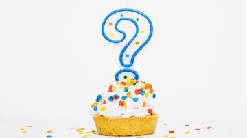 birthday candle in cupcake. instead of number candle question mark. concept age crisis, eternal youth, refusal to grow old, aging population. Foto: EvgeniiAnd/Adobe Stock 