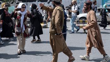 Soldados do Taleban batem em mulheres para dispersar manifestação em Cabul