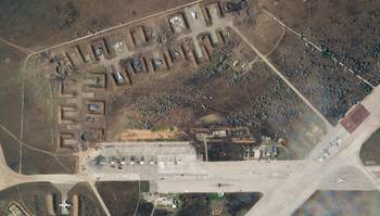 Guerra na Ucrânia: imagens de satélite mostram estrago em base aérea russa na Crimeia