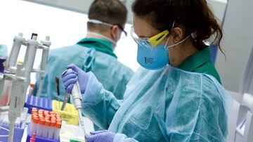 Testes de coronavírus em laboratório. Foto: REUTERS/Axel Schmidt