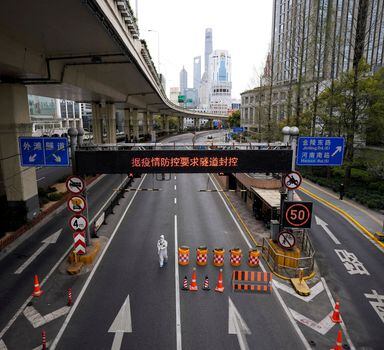 Avenida deserta na região de Pudong, em Xangai, em razão do lockdown