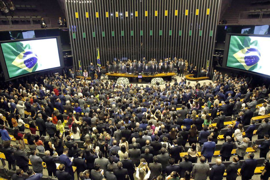 Cerimônia de promulgação da reforma tributária no Congresso Nacional, após três décadas de discussão.