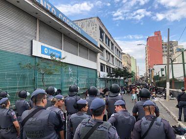 Policiais militares realizam isolamento na área da Cracolândia, no centro de São Paulo