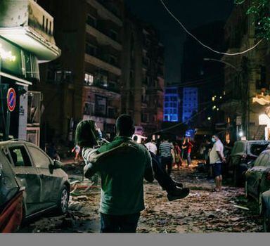 Uma vítima da explosão é carregada até uma ambulância em Beirute