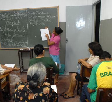 5 em cada 10 adultos brasileiros não frequentaram escola além do Ensino Fundamental