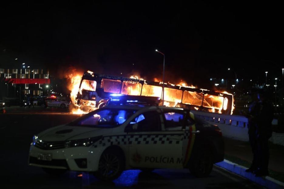 Bolsonaristas queimaram carros e tentaram invadir sede da PF em Brasília.