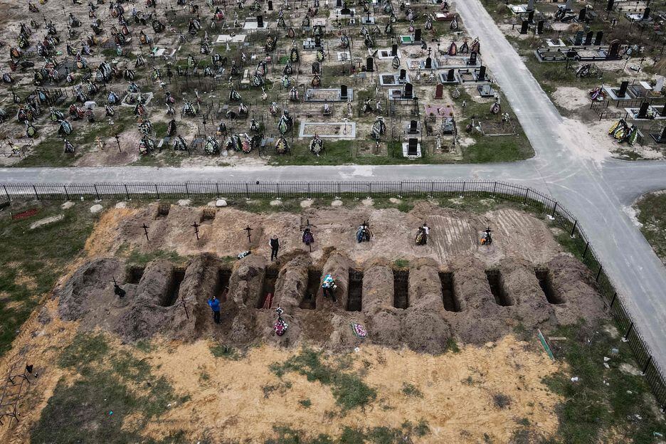 Foto aérea de 18 de abril mostra covas abertas no cemitério de Bucha, na Ucrânia.