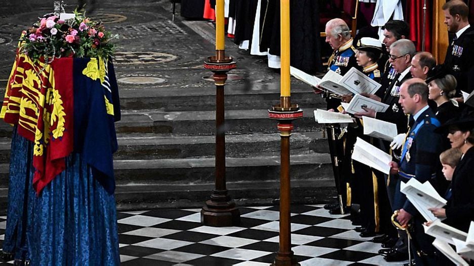 Membros da família real britânica participam do funeral da rainha Elizabeth II na Abadia de Westminster
