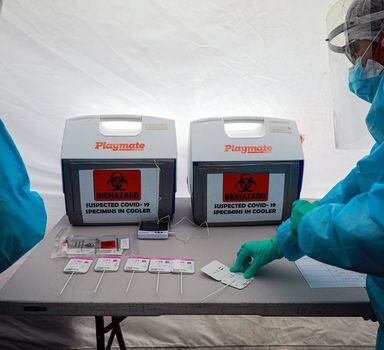 Trabalhadores de laboratórios conduzem teste de covid-19 em Oakland, Califórnia, em 19 de novembro de 2021