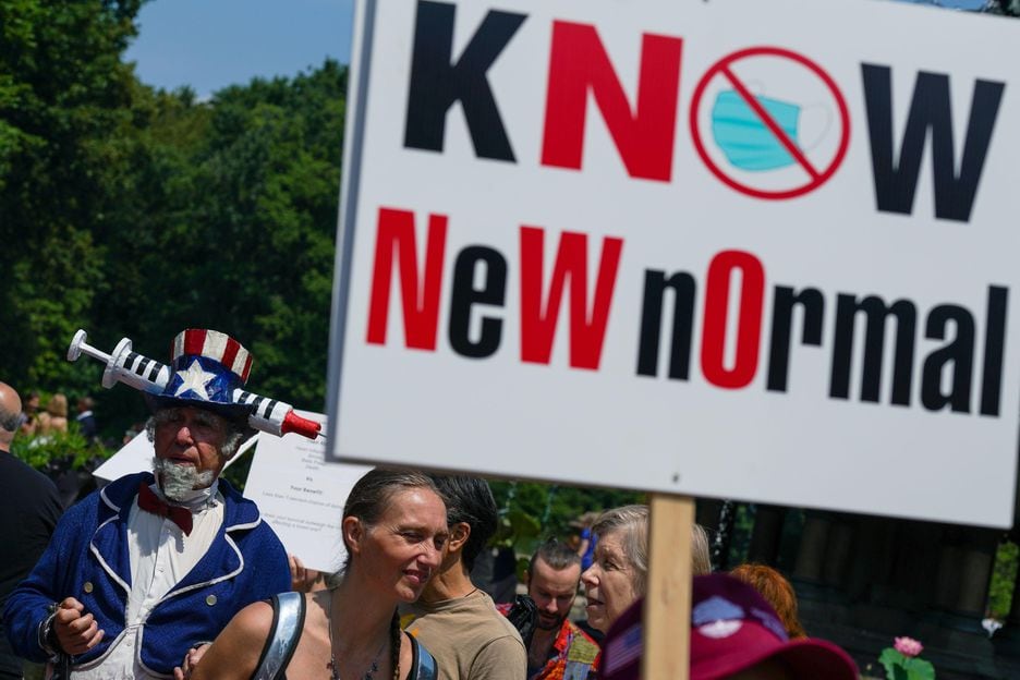 Manifestantes anti-vacina se reúnem em Nova York, em 2021, para protestar contra o 'novo normal' da pandemia '