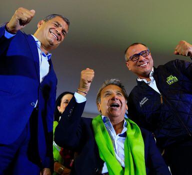 Jorge Glas (D),Lenín Moreno (C) e Rafael Correa (E) na noite da vitória do presidente