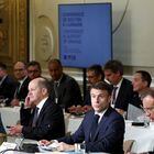 Presidente da França, Emmanuel Macron (centro), em discurso na conferência com líderes europeus nesta segunda-feira, 26. Macron não descartou o envio de tropas da Otan para a Ucrânia, mas líderes rejeitaram ideia