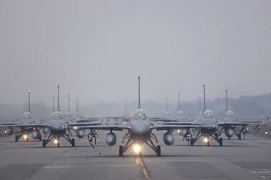 Caças F-16 em Chiayi, Taiwan. Os líderes chineses enfrentam um cálculo complicado para avaliar se seus militares podem tomar Taiwan sem incorrer em um custo avassalador