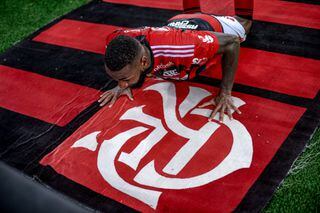 Gerson beija escudo do Flamengo em comemoração de gol no Maracanã.