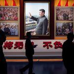 Visitors pass photos showing Chinese President Xi Jinping at the museum of the Communist Party of China in Beijing, Thursday, Oct. 19, 2023. (AP Photo/Louise Delmotte). Foto: Louise Delmotte/AP
