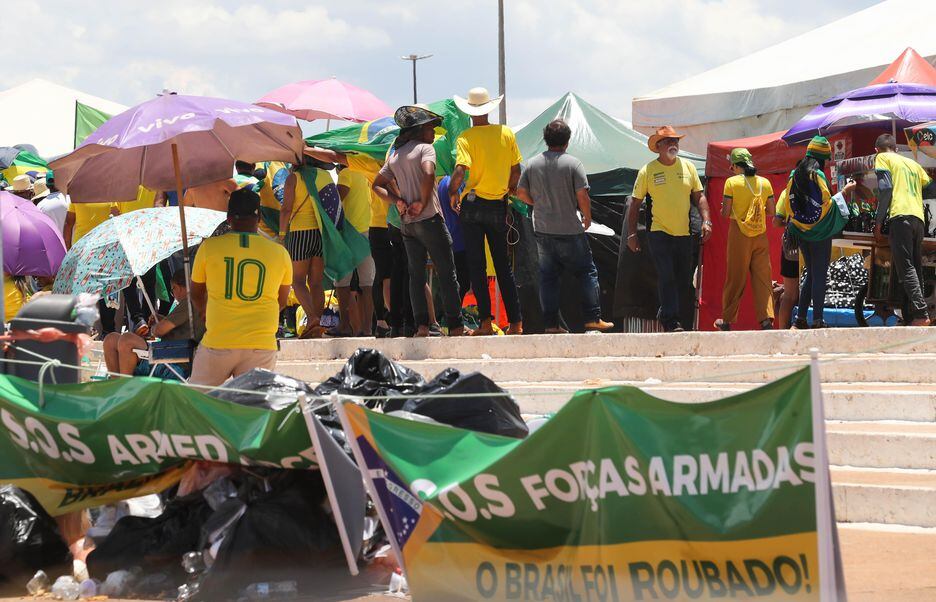 Apoiadores do presidente Bolsonaro permanecem acampados em frente ao Quartel General do Exército, em Brasília
