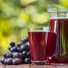 grape juice in glass and jug. Foto: alter_photo/Adobe Stock        