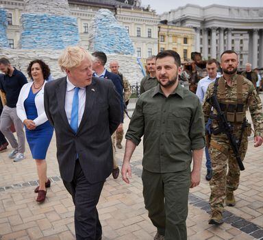 Kyiv (Ukraine), 17/06/2022.- A handout photo made available by the Ukrainian Presidential Press Service shows Ukrainian President Volodymyr Zelensky (R) and British Prime Minister Boris Johnson (L) walking on the square near St. Mikhailovsky Cathedral in Kyiv (Kiev), Ukraine, 17 June 2022. During his visit to Kyiv, Johnson offered to launch a major training operation for Ukrainian forces. (Ucrania, Reino Unido) EFE/EPA/UKRAINIAN PRESIDENTIAL PRESS SERVICE HANDOUT MANDATORY CREDIT: UKRAINIAN PRESIDENTIAL PRESS SERVICE HANDOUT EDITORIAL USE ONLY/NO SALES
