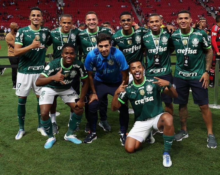 O técnico Abel Ferreira e os jogadores Giovani, Jhonatan, Fabinho, Vanderlan, Garcia e Naves (em pé) e Endrick e Gabriel Menino (agachados). 