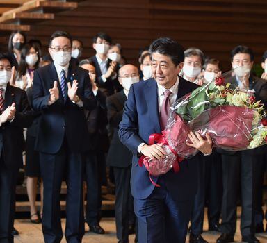 Primeiro ministro do Japão Shinzo Abe (centro) renunciou o cargo por motivos de saúde.