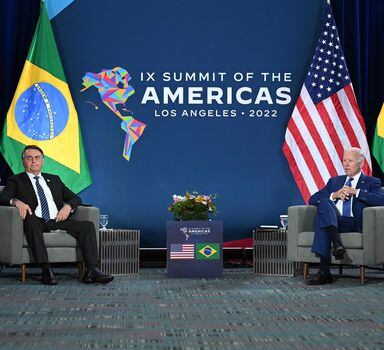US President Joe Biden (R) and Brazilian President Jair Bolsonaro attend a bilateral meeting at the 9th Summit of the Americas in Los Angeles, California, June 9, 2022. (Photo by Jim WATSON / AFP)