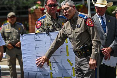 Diretor do Departamento de Segurança Pública do Texas, Steven C. McCraw, dá detalhes do que aconteceu em Uvalde, em 27 de maio de 2022. Foto: Chandan Khanna/AFP