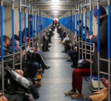 Russos viajam de metrô durante quarentena parcial em Moscou