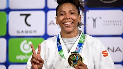 Brazil's Rafaela Silva poses with her gold medal during the ceremony for the women's under 57 kg category during the 2022 World Judo Championships at the Humo Arena in Tashkent on October 8, 2022. (Photo by Kirill KUDRYAVTSEV / AFP)