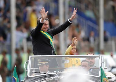 Bolsonaro leva Edir Macedo e Silvio Santos para desfile da Independência -  Estadão