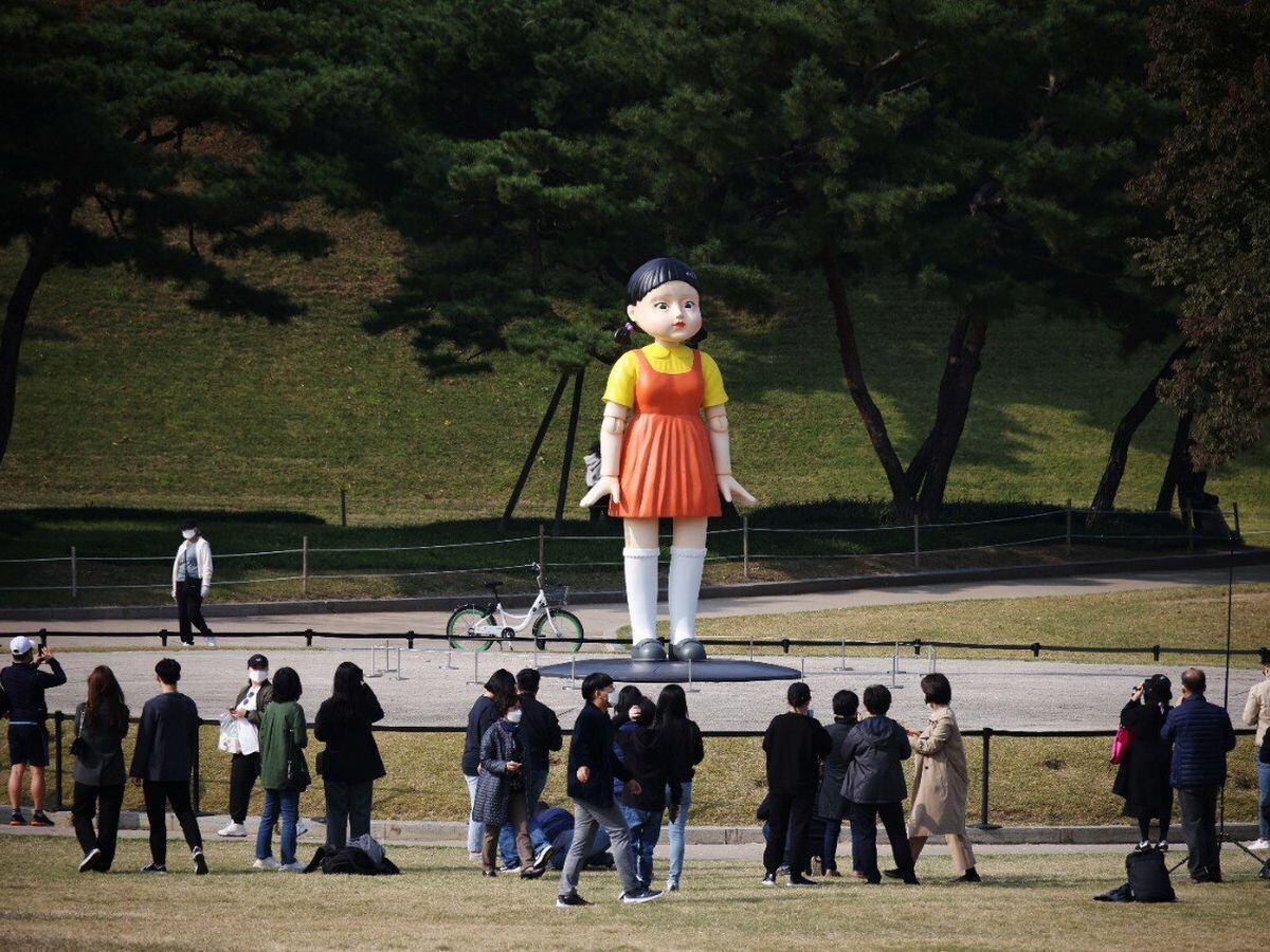 Batatinha Frita 1, 2, 3': Boneca de 'Round 6' em parque de Seul atrai fãs -  Estadão