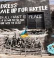 Mural intitulado "Dress Me Up for Battle" ('Vista-me para a Batalha', em tradução livre), atribuído ao artista Bandit, é pintado em Los Angeles, Estados Unidos (AP Photo/Eugene Garcia)