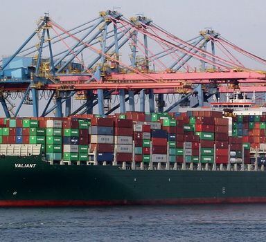 Porto de Santos; a OCDE considerou que as exportações têm se beneficiado da recuperação global e de uma taxa de câmbio mais fraca.