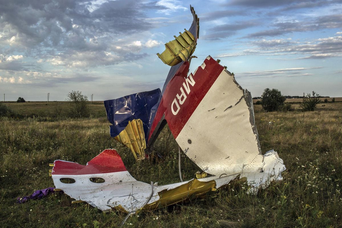 Destroços do voo 17 da Malaysian Airlines em um campo em Grabovo, na Ucrânia, em imagem de 24 de julho de 2014. Avião foi abatido na Ucrânia em 2014, com mais de 300 mortes causadas