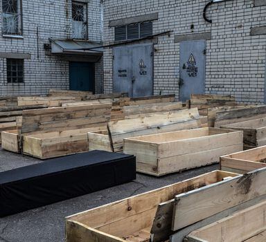 Dezenas de caixões de madeira são vistos na parte de trás do Hospital da Cidade de Chernihiv, na Ucrânia