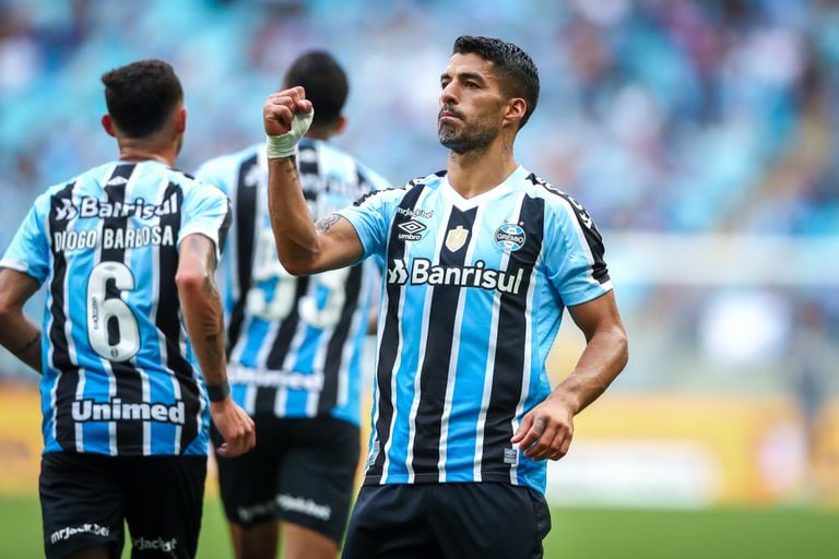Suárez vive bom momento com a camisa do Grêmio, mas problema no joelho pode antecipar aposentadoria. 