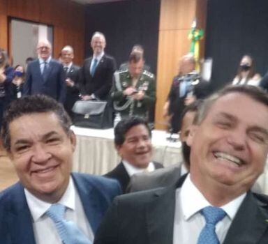 Bolsonaro, à direita, ao lado do pastor Arilton Moura. Em segundo plano, o pastor Gilmar Santos. No plano de fundo, o ministro Milton Ribeiro, da Educação.