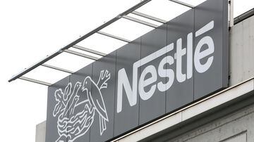 FILE PHOTO: The company's logo is seen at a Nestle plant in Konolfingen, Switzerland September 28, 2020. REUTERS/Arnd Wiegmann/File Photo. Foto: Arnd Wiegmann/Reuters