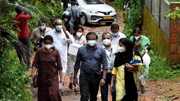 Integrantes de uma equipe médica da Faculdade de Medicina de Kozhikode carregam amostras de noz de areca e goiaba para realizar testes para o vírus Nipah na Vila de Maruthonkara, no distrito de Kozhikode, em Kerala, na Índia. Foto: Stringer/Reuters