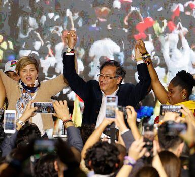 AME6299. BOGOTÁ (COLOMBIA), 13/06/2022.- Fotografía de archivo fechada el 29 de mayo de 2022 que muestra al candidato a la presidencia de Colombia Gustavo Petro (2-d) mientras celebra junto a su esposa Verónica Alcocer (2-i) y su candidata a la vice presidencia Francia Márquez (d) al final de la primera vuelta de elecciones en Bogotá (Colombia). Los colombianos manifestaron en la primera vuelta de las elecciones presidenciales su deseo de un cambio y el próximo 19 de junio tendrán que definir si esa "revolución" la hacen con el izquierdista Gustavo Petro o con el populista Rodolfo Hernández. Petro, senador y exalcalde de Bogotá, se hizo con la mayor votación de una primera ronda en la historia de Colombia (más de 8,5 millones de votos) a base de promesas de cambio, pero no contaba con que Hernández se colaría en el balotaje con el mismo objetivo: sacudir la tradición política colombiana de gobiernos conservadores y de partidos tradicionales. EFE/ Mauricio Dueñas Castañeda ARCHIVO
