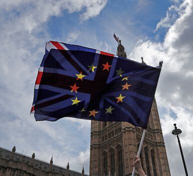 Manifestante contrário ao Brexit agita bandeiras do Reino Unido e da União Europeia