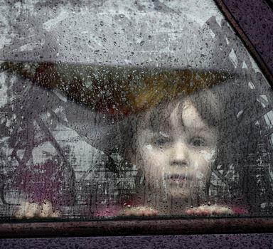 Criança ucraniana refugiada chega a posto de acolhida na cidade polonesa de  Przemysl