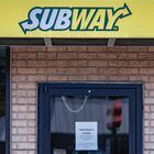 (FILES) A “Temporarily Closed” sign hangs in the door of a Subway in Centreville, Maryland, on August 23, 2023. The Subway sandwich chain announced August 24, 2023 that it reached a deal to be acquired by Roark Capital, a private equity firm active in the restaurant and prepared foods sectors. (Photo by Jim WATSON / AFP). Foto: Jim Watson/AFP