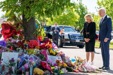 O presidente dos EUA, Joe Biden, e a primeira-dama, Jill, fazem homenagem às vítimas do ataque a tiros em Buffalo. Foto: Andrew Harnik/ AP
