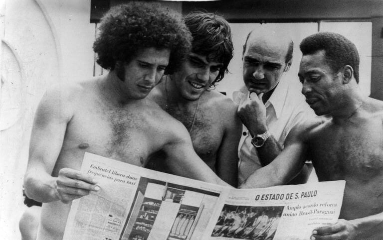 Os jogadores Miguel e Mazzaropi, o técnico Mário Travaglini e Pelé leem edição do Estadão antes de uma partida beneficente para o jogador Garrincha