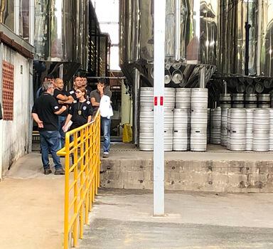 Peritos da Polícia Civil de Minas estiveram na sede da cervejaria Backer para investigar uma possível ligação da empresa com casos da doença misteriosa